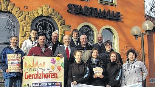 Die Macher der Gerolzhöfer Faschingspartys: (vorne v. l.) Eva Götzelmann (KJG), Katharina Bohn (KJG), Anika Ebner (KJG), Andreas Schuster (KJG), (zweite Reihe v. l.) Gerhard Maul (AUV), Christian Schad (Bereichsleiter beim Roten Kreuz, Ortsverband Gerolzhofen), Erich Servatius (Vorsitzender des AUV), Berthold Möslein (Vorsitzender der Freiwilligen Feuerwehr Gerolzhofen), Jascha Barth (KJG), (dritte Reihe v.l.) Alex Bergmann (Technisches Hilfswerk Gerolzhofen), Konrad Haub (2. Vorsitzender des AUV), Thomas Weinig (Organisator), Friedrich Düll (Inhaber der Brauerei Krautheimer). Die Macher der Gerolzhöfer Faschingspartys: (vorne v. l.) Eva Götzelmann (KJG), Katharina Bohn (KJG), Anika Ebner (KJG), Andreas Schuster (KJG), (zweite Reihe v. l.) Gerhard Maul (AUV), Christian Schad (Bereichsleiter beim Roten Kreuz, Ortsverband Gerolzhofen), Erich Servatius (Vorsitzender des AUV), Berthold Möslein (Vorsitzender der Freiwilligen Feuerwehr Gerolzhofen), Jascha Barth (KJG), (dritte Reihe v.l.) Alex Bergmann (Technisches Hilfswerk Gerolzhofen), Konrad Haub (2. Vorsitzender des AUV), Thomas Weinig (Organisator), Friedrich Düll (Inhaber der Brauerei Krautheimer).