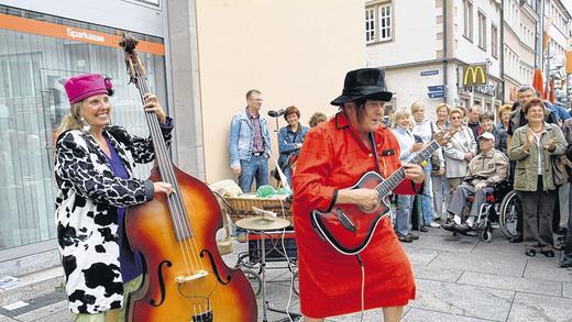 2007: Pflasterklang mit den Pertussis und amüsiertem Publikum.