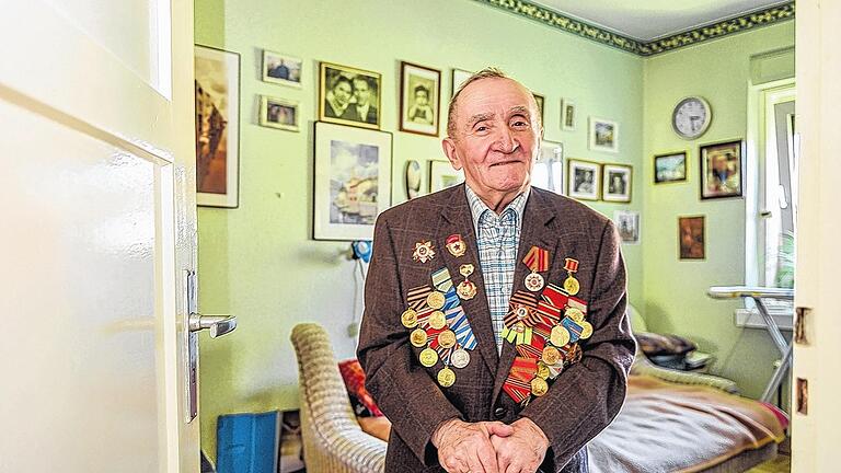 Stolz: Alexander Schmuckler, Veteran der Roten Armee, 2015 in seiner Wohnung in Würzburg. Stolz: Alexander Schmuckler, Veteran der Roten Armee, 2015 in seiner Wohnung in Würzburg.
