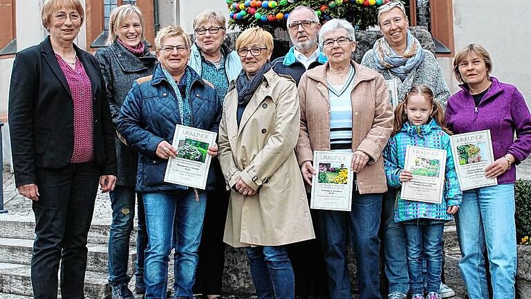 Die Sieger des Blumenschmuckwettbewerbes 2015 erhielten von der  Eigenheimerververeinigung Thüngen einen Gutschein und eine Urkunde. Im Bild von links: Vorsitzende Elisabeth Steinmetz, Kerstin Krause-Zygmunt, Margarete Kern, Christel Weppert, Stellv. Vorsitzende Ursula Enzmann, Jozef Harbers, Solveig Kolb, Christiane Rauch, Marlene Zygmunt und Daniela Hanel zu sehen.