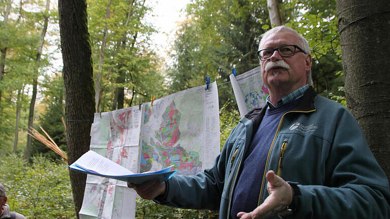 Pressekonferenz unter Bäumen: Forstbetriebsleiter Wolfram Zeller präsentierte das Naturschutzkonzept des Forstbetriebs. Foto: Ulrike Müller       -  Pressekonferenz unter Bäumen: Forstbetriebsleiter Wolfram Zeller präsentierte das Naturschutzkonzept des Forstbetriebs. Foto: Ulrike Müller