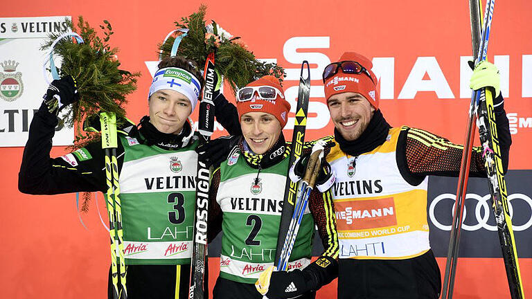 Siegerehrung       -  Kombinierer Eric Frenzel (M) siegte in Lahti vor Eero Hirvonen (l) und Johannes Rydzek. Foto: Heikki Saukkomaa