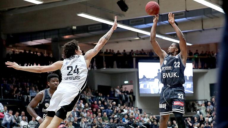 Cameron Wells (rechts) war erneut (mit Skyler Bowlin) mit 15 Punkten Würzburgs Treffsicherster beim 86:83-Sieg in Hamburg. Er eröffnete und beendete den Körbereigen.