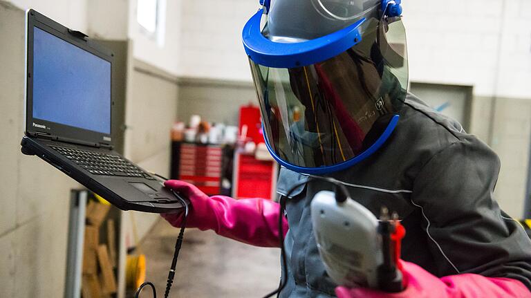 Laptop und Messgerät, das ist das wichtigste Handwerkszeug bei der Arbeit an Kfz-Hochvolt-Systemen.