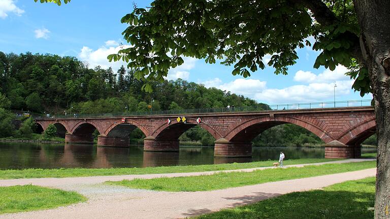 Harmonie zeichnet das Baudenkmal 'Alte Mainbrücke' in Marktheidenfeld bis zum heutigen Tag aus.