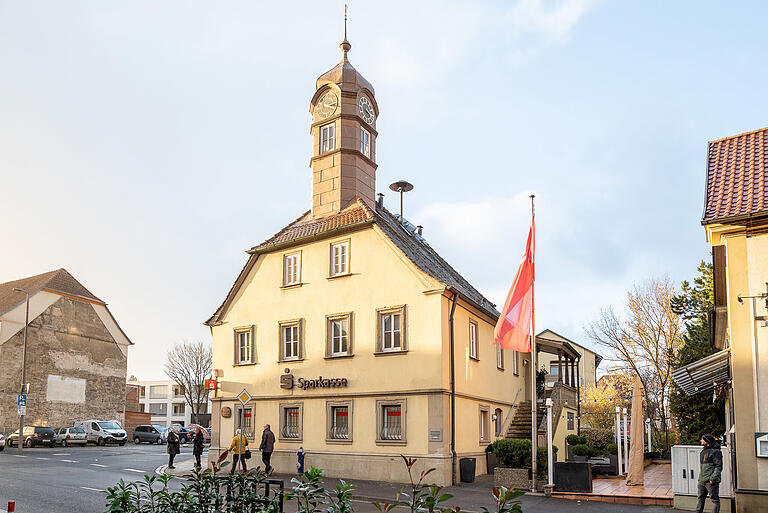 Im ehemaligen Rathaus von Oberndorf befindet sich seit vielen Jahrzehnten eine Bank.