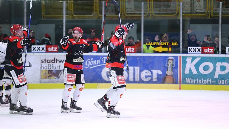 Play-Offs erreicht: Nach dem entscheidenden Tor zum 4:3 in der Verlängerung gegen Trostberg dreht Torschütze Tomas Pribyl (rechts) zum Jubeln zu den Fans ab, Dominik Tobola (links) und Jakub Sramek bejubeln den Siegtorschützen.