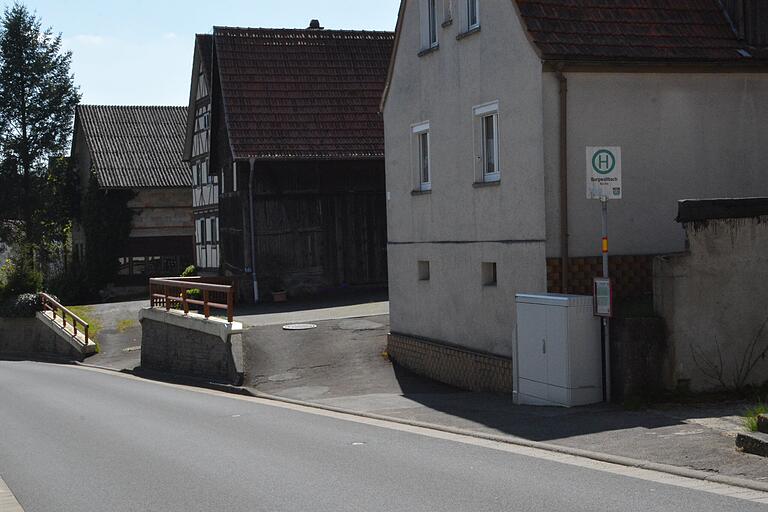 Eine Sitzbank wünschen sich die Burgwallbacher an der Bushaltestelle. Eine Sitzbank wünschen sich die Burgwallbacher an der Bushaltestelle.