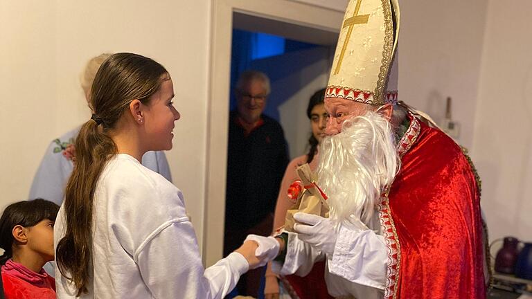 Altbürgermeister Karl-Heinz Keller kam Anfang Dezember als Nikolaus zum Café International.