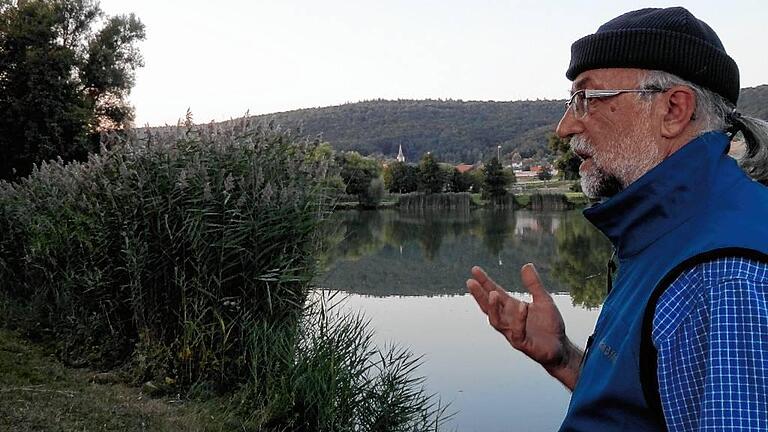 Arthur Scholl aus Unfinden entlässt eine Fledermaus am See bei Nassach in die Freiheit: Das Tierchen ist so schnell, dass der Auslöser der Kamera zu langsam ist.