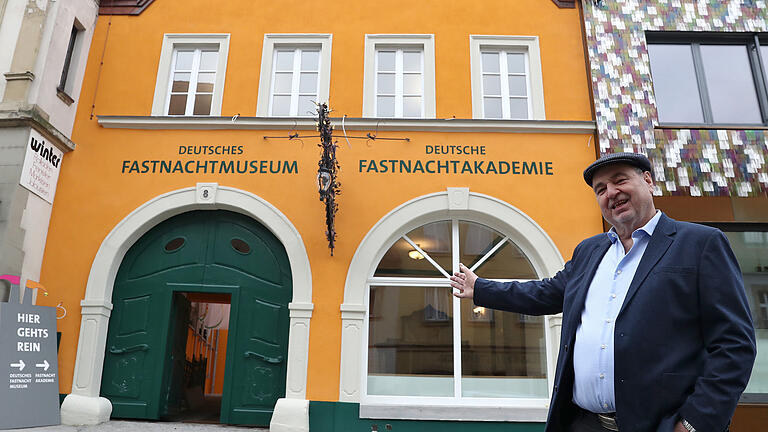 Bernhard Schlereth vor dem Gebäude der Deutschen Fastnachtakademie in Kitzingen.