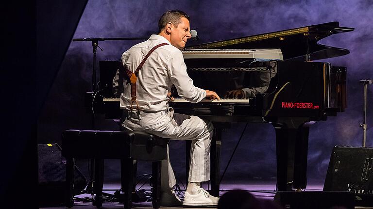Bruno Böhmer zeigt in seinen brillanten Piano-Improvisationen sein überragendes Können. Bruno Böhmer zeigt in seinen brillanten Piano-Improvisationen sein überragendes Können.