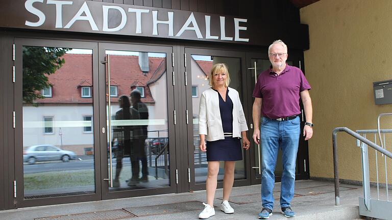 Hoffnungsvolle Geschäftsführung: Maria Kraft und Adi Schön hoffen auf bessere Zeiten für die Stadthalle.