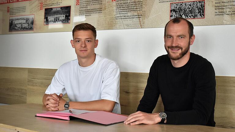 Neuzugang Franz Helmer (links) mit Sebastian Neumann, Sportdirektor der Würzburger Kickers. Der Angreifer wechselt von Eintracht Bamberg an den Dallenberg.