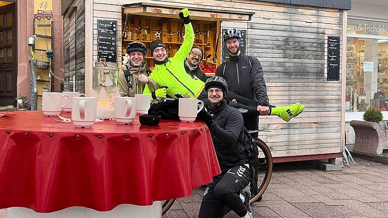 Gute Stimmung beim Christbaumkurbeln 2023.