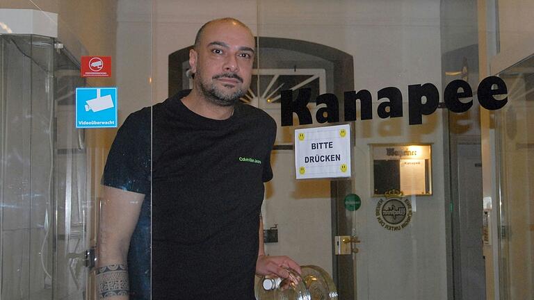 Gürhan Özdil hat als Pächter mit dem Alten Keller und dem Kanapee die zwei kultigsten Szene-Kneipen in Kitzingen. Gürhan Özdil hat als Pächter mit dem Alten Keller und dem Kanapee die zwei kultigsten Szene-Kneipen in Kitzingen.