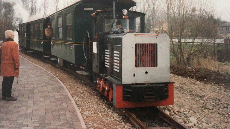 Die Schmalspur-Dampflok war nur von 1996 bis 2000 zwischen dem Bad Brückenauer Bauhof und dem Washingtonplatz unterwegs. Ein Ausbau bis ins Staatsbad war nicht möglich. - Die Schmalspur-Dampflok war nur von 1996 bis 2000 zwischen dem Bad Brückenauer Bauhof und dem Washingtonplatz unterwegs. Ein Ausbau bis ins Staatsbad war nicht möglich. Die Schmalspur-Dampflok war nur von 1996 bis 2000 zwischen dem Bad Brückenauer Bauhof und dem Washingtonplatz unterwegs. Ein Ausbau bis ins Staatsbad war nicht möglich. - Die Schmalspur-Dampflok war nur von 1996 bis 2000 zwischen dem Bad Brückenauer Bauhof und dem Washingtonplatz unterwegs. Ein Ausbau bis ins Staatsbad war nicht möglich.
