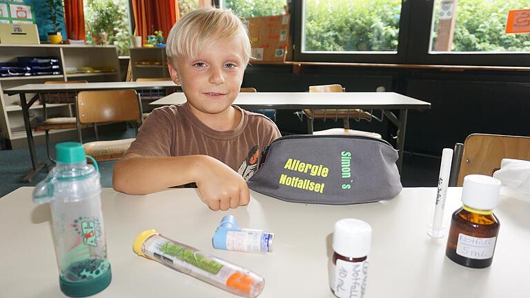 Simon Kirchner mit seinem Allergie-Notfallset. Der Junge leidet an Anaphylaxie, Milch und Nüsse sind für ihn lebensbedrohlich. Doch dank des Engagements und der Bereitschaft vieler ist ihm der Schulbesuch in der Grundschule Sandberg problemlos möglich.