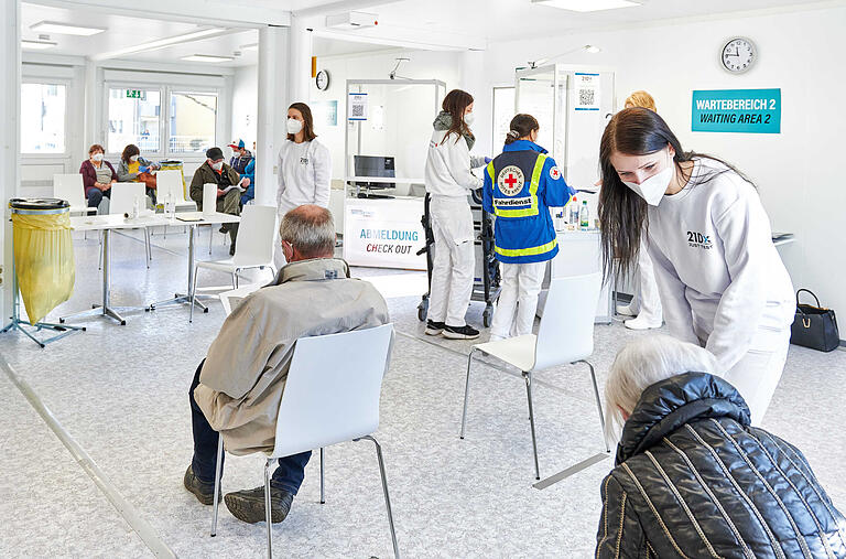 Nach der Impfung verbleiben die Patienten zur Beobachtungen im Wartebereich 2. Mitarbeiter des Impfzentrums kümmern sich um die Geimpften. Nach der Impfung verbleiben die Patienten zur Beobachtungen im Wartebereich 2. Mitarbeiter des Impfzentrums kümmern sich um die Geimpften.