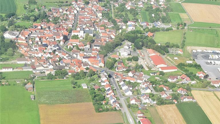 Aus der Mitte des Dorfes ragt eine wuchtige Kirche hervor, viel bekannter ist allerdings ein Gotteshaus auf einer Anhöhe weit außerhalb in der Flur. Aus der Mitte des Dorfes ragt eine wuchtige Kirche hervor, viel bekannter ist allerdings ein Gotteshaus auf einer Anhöhe weit außerhalb in der Flur.