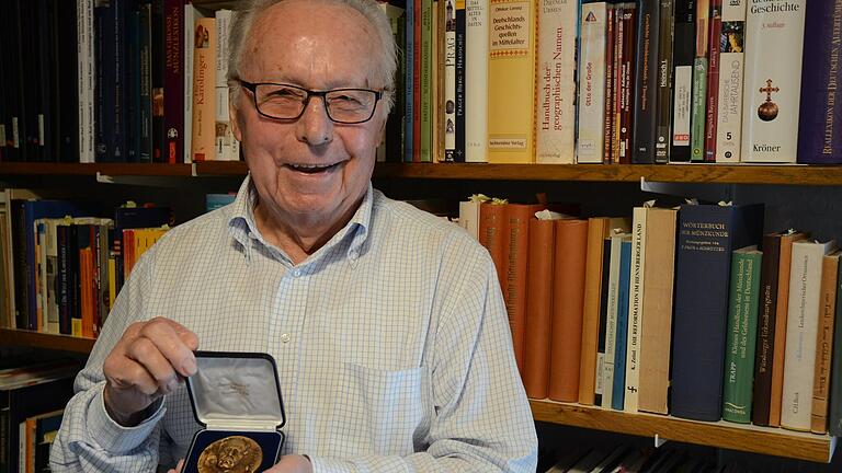 Heinz Gauly feiert am Dienstag, 28. September, seinen 90. Geburtstag. Die Gemeinde Salz richtet aus diesem Anlass einen Empfang für ihren Ehrenbürger aus. Das Archivbild zeigt den Heimatforscher mit der Pius-Keller-Medaille in den Händen, die ihm 2014 von der Deutschen Augustiner-Ordensprovinz überreicht wurde. Heinz Gauly feiert am Dienstag, 28. September, seinen 90. Geburtstag. Die Gemeinde Salz richtet aus diesem Anlass einen Empfang für ihren Ehrenbürger aus. Das Archivbild zeigt den Heimatforscher mit der Pius-Keller-Medaille in den Händen, die ihm 2014 von der Deutschen Augustiner-Ordensprovinz überreicht wurde.