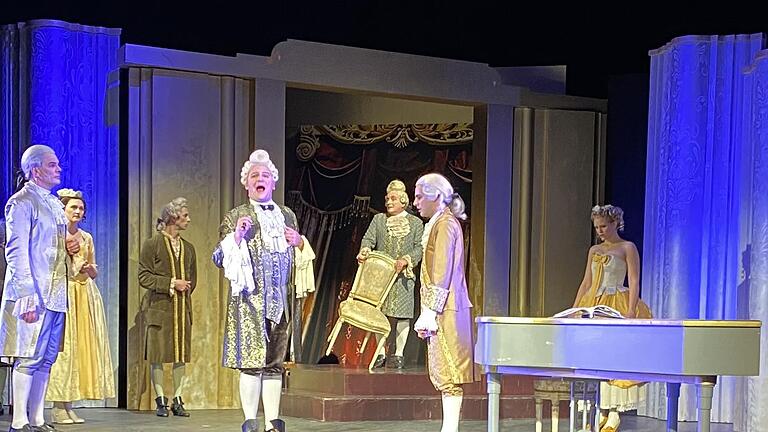 Anstelle des erwarteten Lobs für die Premiere des 'Figaro' am Wiener Hof kanzelt der Kaiser (vorne Mitte: Martin König) den völlig geknickten Mozart (Vordergrund links vom Flügel: Marcus Abdel-Messih) mit dem berühmten Urteil 'Zu viele Noten!' ab zur Genugtuung des intriganten Salieri (Vordergrund links: Wolfgang Seidenberg) in der großartigen und vom Publikum gefeierten Aufführung der Truppe des Euro-Studio Landgraf beim Theaterring im Kurtheater.       -  Anstelle des erwarteten Lobs für die Premiere des 'Figaro' am Wiener Hof kanzelt der Kaiser (vorne Mitte: Martin König) den völlig geknickten Mozart (Vordergrund links vom Flügel: Marcus Abdel-Messih) mit dem berühmten Urteil 'Zu viele Noten!' ab zur Genugtuung des intriganten Salieri (Vordergrund links: Wolfgang Seidenberg) in der großartigen und vom Publikum gefeierten Aufführung der Truppe des Euro-Studio Landgraf beim Theaterring im Kurtheater.