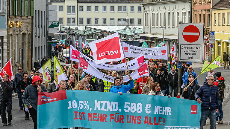 Verdi Demo am Zeughaus in Schweinfurt. Von den verschiedenen Betrieben kamen die Beschäftigten des öffentlichen Dienstes auf dem Platz vor dem Zeughaus zusammen und hatten eine Kundgebung.
