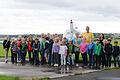Begeisterte Ferienkinder mit Pilot Thomas Fertig und Stadtjugendpflegerin Stephanie Namyslo.