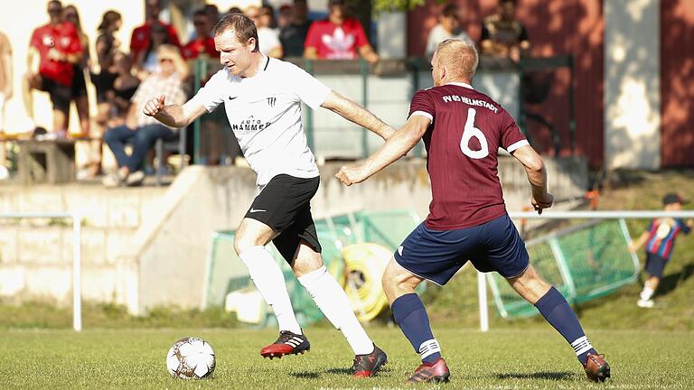 Verwandelte den entscheidenden Elfmeter: Julian Wolff (links) vom TSV Rottendorf. Die Rottendorfer setzten sich im Toto-Pokal-Halbfinale gegen den SV Kürnach durch.