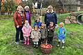 Auf dem Foto Marion Hofmann, Erika Barthelmes (Ortsbäuerinnen), Dorothee Öhlein (Kindergartenleitung), Kinder des Kindergartens.