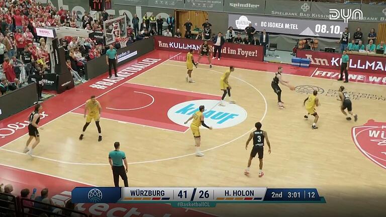 Nun ist Fabian Bleck am Ball. Gemeinsam mit Jhivvan Jackson (ganz rechts) läuft er die dritte Angriffswelle. Nun ist Fabian Bleck am Ball. Gemeinsam mit Jhivvan Jackson (ganz rechts) läuft er die dritte Angriffswelle.
