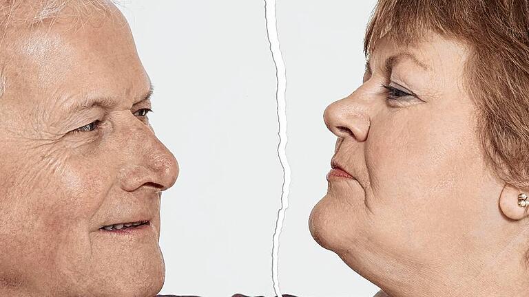 Senior couple ripped apart due to relationship difficulties - Eine kriselnde Partnerschaft ist nicht selten. Die Ursachen sind vielfältig. Senior couple ripped apart due to relationship difficulties - Eine kriselnde Partnerschaft ist nicht selten. Die Ursachen sind vielfältig.