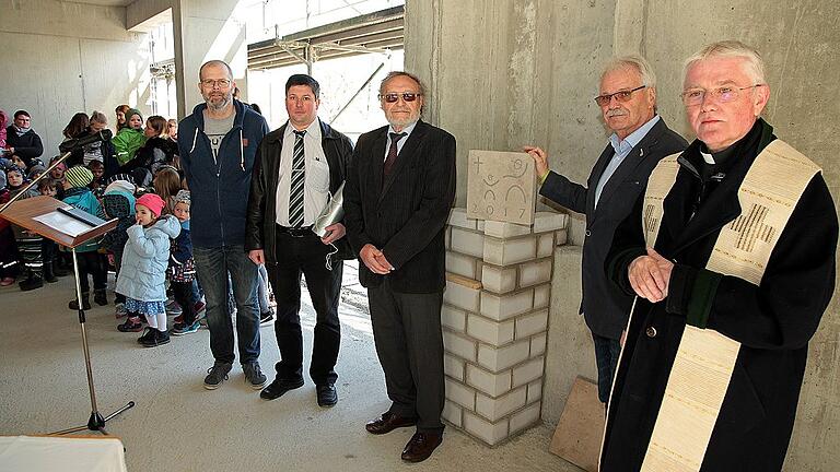 Grundsteinlegung und Richtfest für den Neubau des St.-Laurentius-Kindergartens: (von links) Martin Küpper (Kassier Trägerverein), Andreas Gebauer (stellvertretender Vorsitzender Kirchenverwaltung), stellvertretender Bürgermeister Lorenz Antretter, Reinhold Schildge (Vorsitzender Trägerverein) und Pfarrer Christoph Dzikowicz. Grundsteinlegung und Richtfest für den Neubau des St.-Laurentius-Kindergartens: (von links) Martin Küpper (Kassier Trägerverein), Andreas Gebauer (stellvertretender Vorsitzender Kirchenverwaltung), stellvertretender Bürgermeister Lorenz Antretter, Reinhold Schildge (Vorsitzender Trägerverein) und Pfarrer Christoph Dzikowicz.