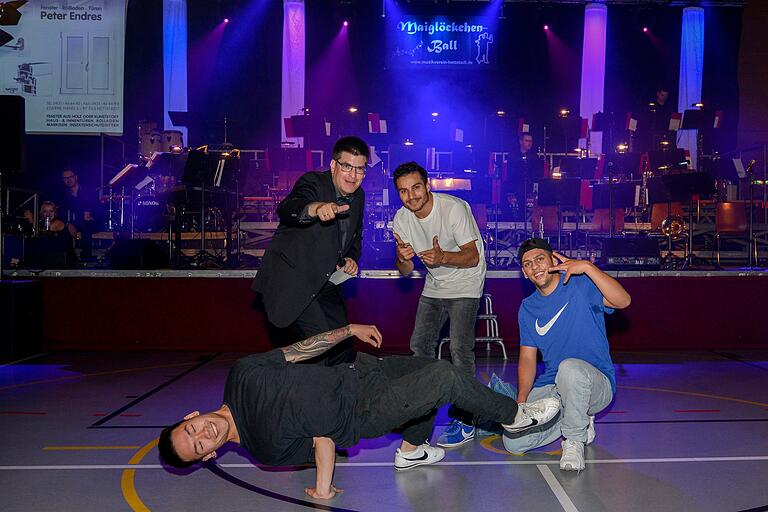 20. Maiglöckchenball in Hettstadt mit beschwingter Tanzmusik Showeinlagen und Tanzvorführungen.