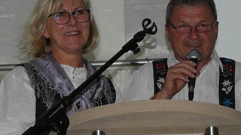 Helene Lutz und Ludwig Huffer ließen die Jahrzehnte der Freundschaft mit vielen lustigen Anekdoten Revue passieren. Helene Lutz und Ludwig Huffer ließen die Jahrzehnte der Freundschaft mit vielen lustigen Anekdoten Revue passieren.