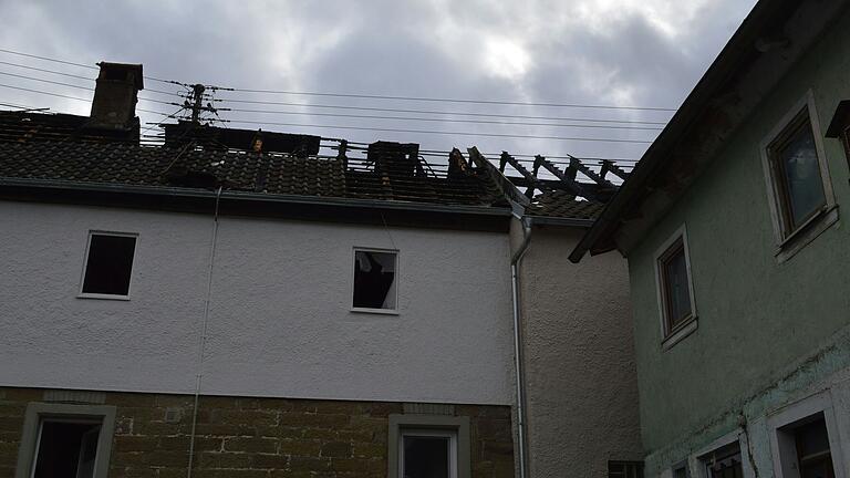 Am späten Samstagabend stand der Dachstuhl dieses Hauses in Großwenkheim in Flammen.