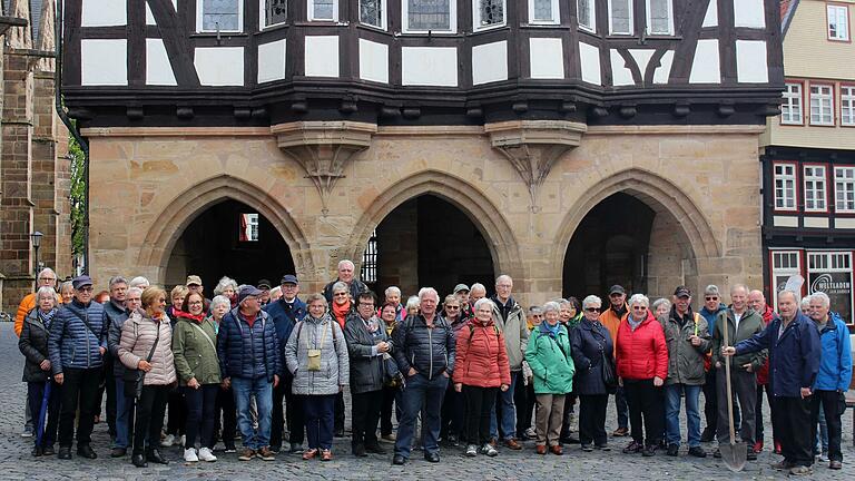 Die BSW Reisegruppe mit vielen Teilnehmer*innen aus Gemünden vor dem Wahrzeichen von Alsfeld, dem 'Historischen Rathaus'. Den Gästen aus Franken wurde  nach dem Aufstieg durch den gerundeten Treppenturm die seltene Gelegenheit geboten, das Standesamt und den Sitzungssaal im historischen Rathaus sowie den Marktplatz von oben zu besichtigen.&nbsp;