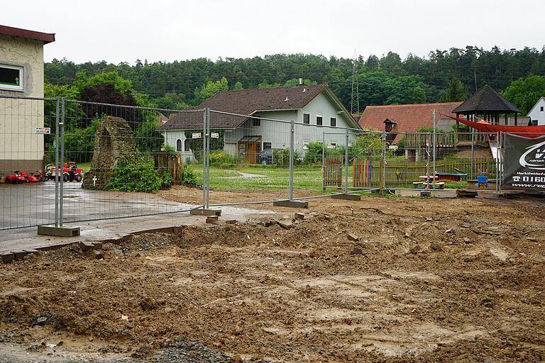 Das alte Gebäude ist bereits angerissen, die Fläche ist für die weiteren Arbeiten vorbereitet.&nbsp;