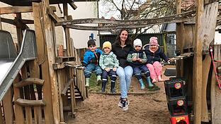 Garten St. Josef Kindergarten Hammelburg       -  Generationen von Kindern haben die Spielgeräte im Außenbereich des St. Josef Kindergartens schon genutzt. Leiterin Daniela Weber (Mitte) und die Kinder freuen sich, dass der Innenhof nun umgestaltet werden soll.