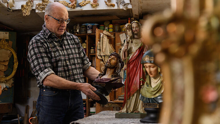 Restaurator und Kunstschreiner Norbert Schaller spricht in seiner Werkstatt in Oberdürrbach über sein Handwerk. Er restauriert unter anderem sakrale Gipsfiguren. Restaurator und Kunstschreiner Norbert Schaller spricht in seiner Werkstatt in Oberdürrbach über sein Handwerk. Er restauriert unter anderem sakrale Gipsfiguren.