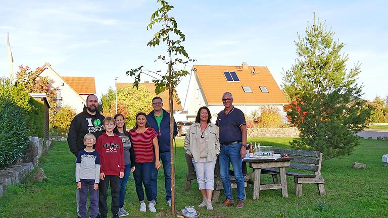 Einen Bienenbaum hat eine Nachbarschaftsgruppe in Erbshausen-Sulzwiesen gepflanzt (von links): David, Dennis, Lukas und Christine Flügge, Michael Klafke, Katja Walter-Helk sowie Birgit und Thomas Fröhling.