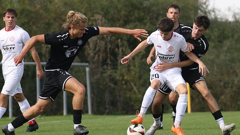 Immer mitten im Geschehen: Torschütze Jonas Münzberg (am Ball) behauptet die Kugel gegen Luc Nebelung (links) und Mirzo Bilibani (rechts).