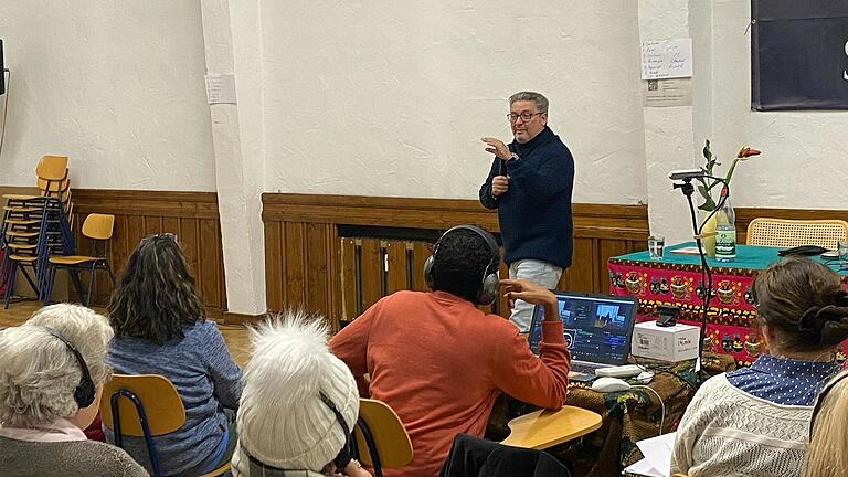 Joaquín José Martinez trägt in Würzburg seine Erlebnisse aus der Todeszelle vor. Die Sprachschule von Sant' Egidio kümmerte sich um die Übersetzung vor Ort.