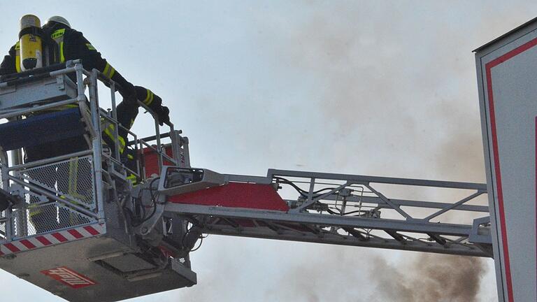 Um die Flammen in Bad Königshofen zu löschen, nahmen die Wehrleute eine Drehleiter zur Hilfe. Um die Flammen in Bad Königshofen zu löschen, nahmen die Wehrleute eine Drehleiter zur Hilfe.