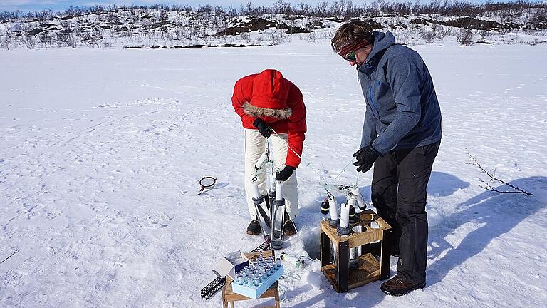 Demian Hauptmann bei der Entnahme von Wasserproben am Almbergasee in Nordschweden