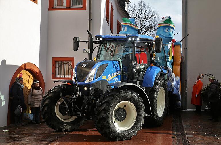 Der mächtige Wagen der KaGe Elferrat Würzburg mit dem Faschingsadel an Bord hat sich in der Engstelle der Bahnhofstraße an den beiden Hauswänden links und rechts verkeilt.