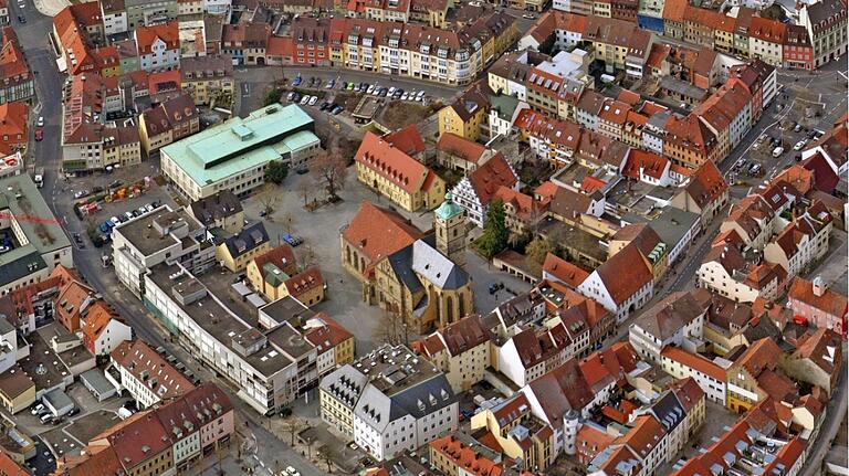 Luftbild der Schweinfurter Innenstadt mit dem Martin-Luther-Platz und der Johanniskirche als Zentrum, wo das Kulturforum seinen Platz finden soll. Das Gebäude mit dem markanten grünen Dach ist der Rückert-Bau.