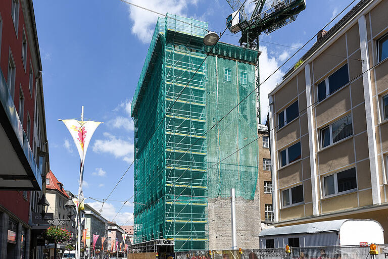 Würzburgs Dauerbaustelle Nummer eins: das alte Ämterhochhaus in der Augustinerstraße in Würzburg.