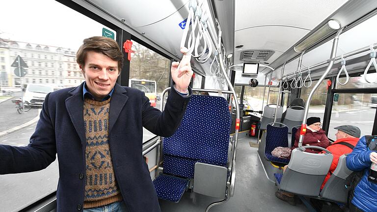 Vom Würzburger Busbahnhof geht es auf auf die letzte Etappe nach Rimpar. Nach dem Sitzen im Zug ist ein Stehplatz ganz angenehm.