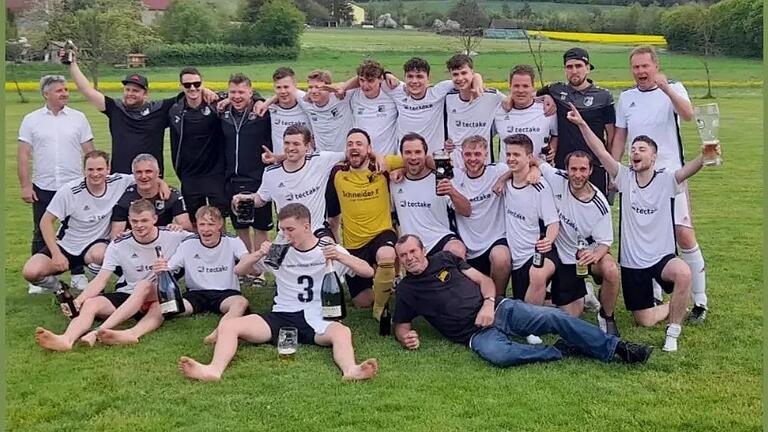 Die Fußballer der FV Stetten/Binsfeld-Müdesheim und ihr Trainer Michael Weber (Mitte, Zweiter von links) freuen sich über die Meisterschaft in der Kreisklasse Würzburg 3.